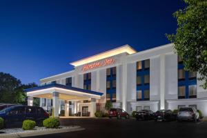 ein Hotel mit davor geparkt in der Unterkunft Hampton Inn & Suites by Hilton in Hot Springs, Arkansas in Hot Springs