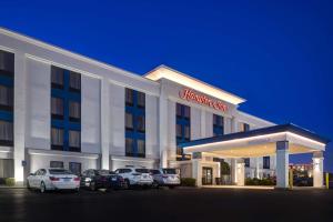 溫泉城的住宿－Hampton Inn & Suites by Hilton in Hot Springs, Arkansas，门前有车辆停放的酒店
