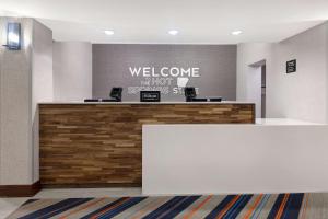 溫泉城的住宿－Hampton Inn & Suites by Hilton in Hot Springs, Arkansas，酒店大堂的迎宾台,上面有标志