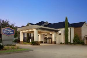 un hotel con un cartel frente a un edificio en Hampton Inn & Suites Houston-Cypress Station, en Westfield