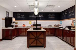 Hampton Inn & Suites by Hilton in Hot Springs, Arkansas的厨房或小厨房