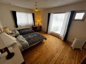 - une chambre avec un lit et une grande fenêtre dans l'établissement Anaba Lodge, 