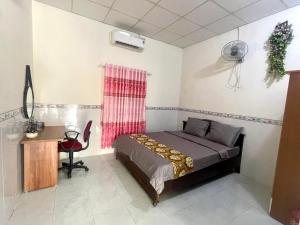 - une chambre avec un lit et un bureau dans l'établissement Motel An Bình, à Dien Khanh