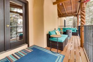 un porche con sillas azules y una mesa en una terraza en Charming Cloudcroft Retreat 3 Mi to Skiing!, en Cloudcroft