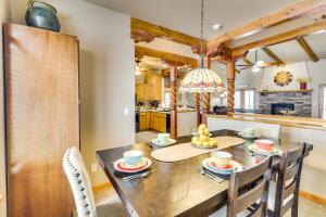 cocina y comedor con mesa y sillas en Charming Cloudcroft Retreat 3 Mi to Skiing!, en Cloudcroft