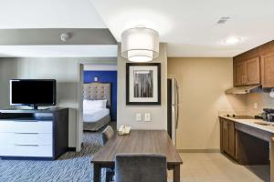 una cucina e un soggiorno con una camera con un letto di Homewood Suites by Hilton Houston Near the Galleria a Houston