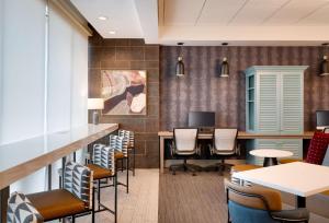 凯蒂Home2 Suites by Hilton Houston Katy的大楼内带桌椅的等候室
