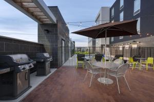 Home2 Suites by Hilton Houston Katy的阳台或露台