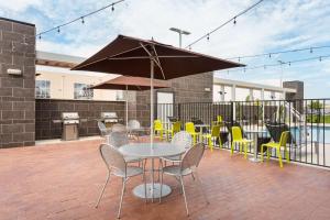 Home2 Suites by Hilton Houston Katy的阳台或露台