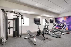 Home2 Suites by Hilton Houston Katy的健身中心和/或健身设施