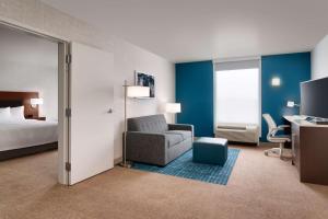 Home2 Suites by Hilton Houston Katy客房内的一张或多张床位