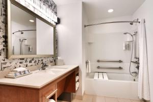 Home2 Suites by Hilton Houston Katy的一间浴室