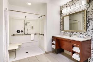 Home2 Suites by Hilton Houston Katy的一间浴室