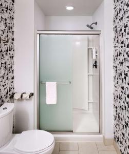 Home2 Suites by Hilton Houston Katy的一间浴室