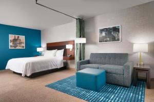 Home2 Suites by Hilton Houston Katy客房内的一张或多张床位