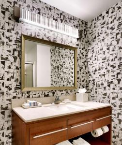 Home2 Suites by Hilton Houston Katy的一间浴室