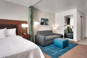 Home2 Suites by Hilton Houston Katy客房内的一张或多张床位