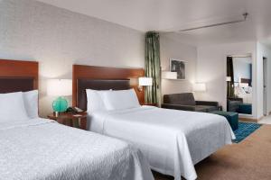 Home2 Suites by Hilton Houston Katy客房内的一张或多张床位