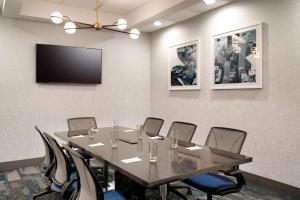 Home2 Suites by Hilton Houston Katy的电视和/或娱乐中心