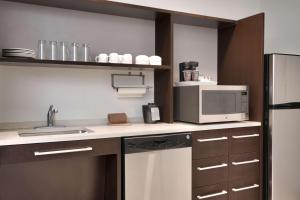 Home2 Suites by Hilton Houston Katy的厨房或小厨房