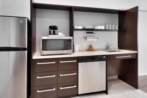 Home2 Suites by Hilton Houston Katy的厨房或小厨房