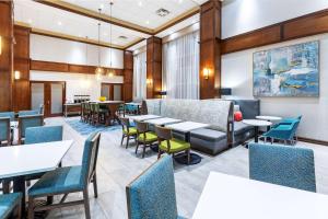 uma sala de jantar com mesas e cadeiras em Hampton Inn and Suites Houston Central em Houston