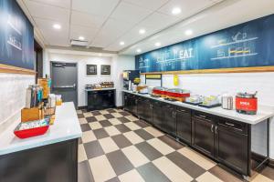 Kuchyň nebo kuchyňský kout v ubytování Hampton Inn and Suites Houston Heights I-10