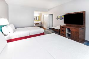 Postel nebo postele na pokoji v ubytování Hampton Inn and Suites Houston Heights I-10