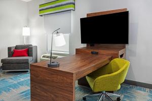 TV a/nebo společenská místnost v ubytování Hampton Inn and Suites Houston Heights I-10