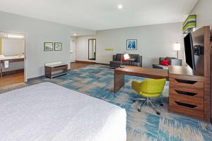 Postel nebo postele na pokoji v ubytování Hampton Inn and Suites Houston Heights I-10