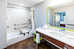 Koupelna v ubytování Hampton Inn and Suites Houston Heights I-10