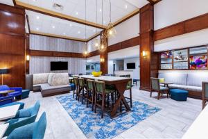 TV a/nebo společenská místnost v ubytování Hampton Inn and Suites Houston Heights I-10