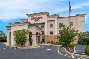 uma representação da frente de um hotel em Hampton Inn Nanuet em Nanuet