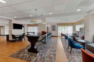 een vergaderzaal met een tafel en stoelen bij Hampton Inn Nanuet in Nanuet