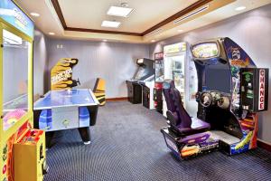 - une salle avec des jeux d'arcade et un jeu vidéo dans l'établissement Hampton Inn & Suites - Cape Cod / West Yarmouth, à West Yarmouth