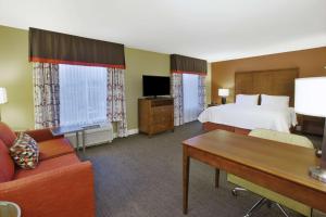 um quarto de hotel com uma cama e uma televisão em Hampton Inn & Suites Wichita-Northeast em Wichita