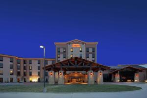 un bâtiment d'hôtel avec une horloge en haut dans l'établissement Hampton Inn & Suites I-35/Mulvane, à Mulvane