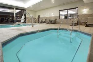 - une piscine dans un hôtel avec des tables et des chaises dans l'établissement Hampton Inn & Suites I-35/Mulvane, à Mulvane