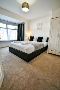 Un dormitorio con una cama grande y una ventana en Buckingham House - 4 Bed House en Redcar