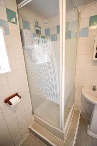 y baño con ducha y lavamanos. en Buckingham House - 4 Bed House en Redcar