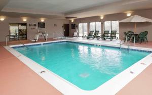 Una gran piscina con agua azul en un edificio. en Hampton Inn Jacksonville, en Jacksonville