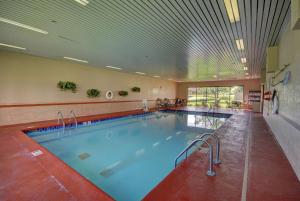 a large swimming pool in a building at Hampton Inn Indianapolis-South in Southport