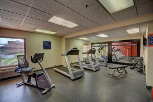 une salle de sport avec plusieurs tapis de course et machines elliptiques dans l'établissement Hampton Inn Indianapolis-South, à Southport