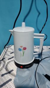 a tea pot sitting on top of a table at Regalo de Dios 