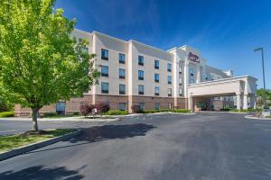 um grande hotel branco com uma árvore em frente em Hampton Inn and Suites Indianapolis/Brownsburg em Brownsburg