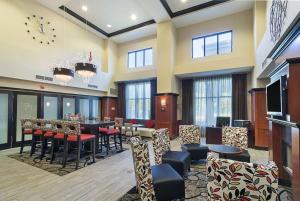 a lobby with a bar and tables and chairs at Hampton Inn and Suites Indianapolis/Brownsburg in Brownsburg