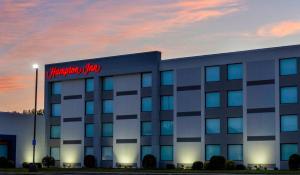 キンストンにあるHampton Inn Kinstonの側面に看板がある建物