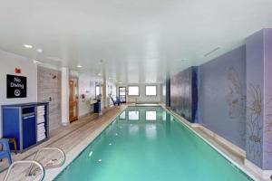 una gran piscina en un gran edificio en Homewood Suites by Hilton Jackson en Jackson