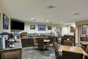 um restaurante com mesas e cadeiras e um bar em Homewood Suites by Hilton Jackson em Jackson