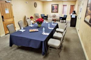 une salle de conférence avec une table bleue et des chaises dans l'établissement Homewood Suites by Hilton Jackson, à Jackson